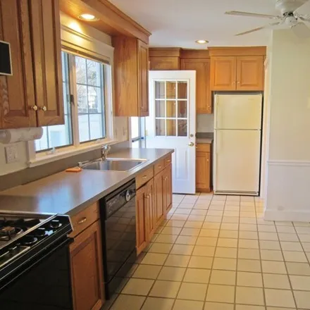 Image 4 - 18 Pine Plain Road, Wellesley, MA 02428, USA - House for rent