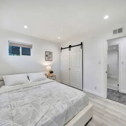 Image 9 - 6530 Farralone Avenue, Los Angeles, CA 91303, USA - Apartment for rent