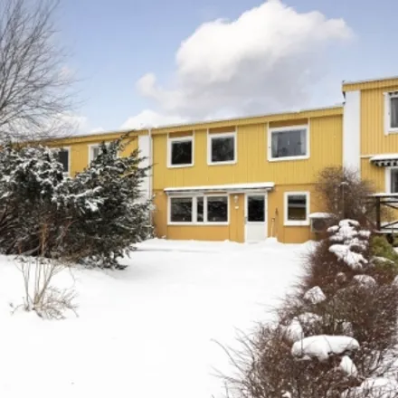 Rent this 7 bed townhouse on Fjärilstigen 13 in 144 42 Salems kommun, Sweden