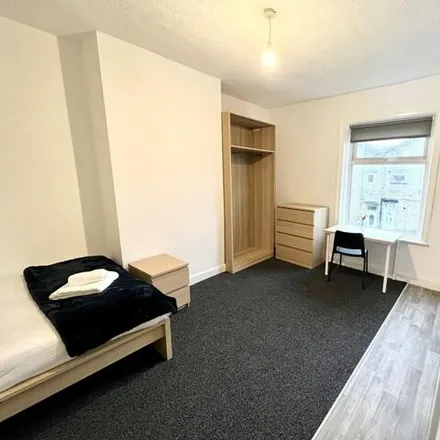 Image 1 - 106 Brooke Street, Rastrick, HD6 3DU, United Kingdom - Apartment for rent