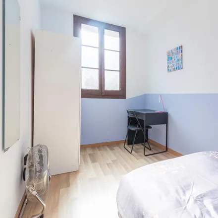 Rent this 4 bed room on Carrer de Valldonzella in 27, 08001 Barcelona
