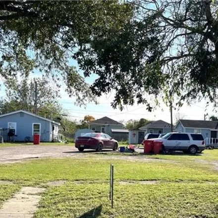 Image 4 - 454 East Avenue F, Robstown, TX 78380, USA - House for sale