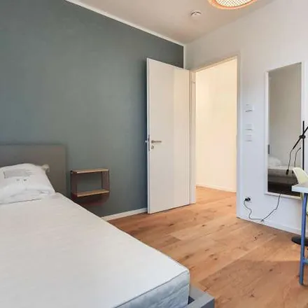 Rent this 5 bed apartment on Schlüsseldienst am Leo in Nazarethkirchstraße 52, 13353 Berlin