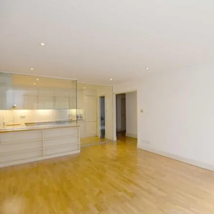 Rent this 3 bed room on Baynards in 1 Chepstow Place, London