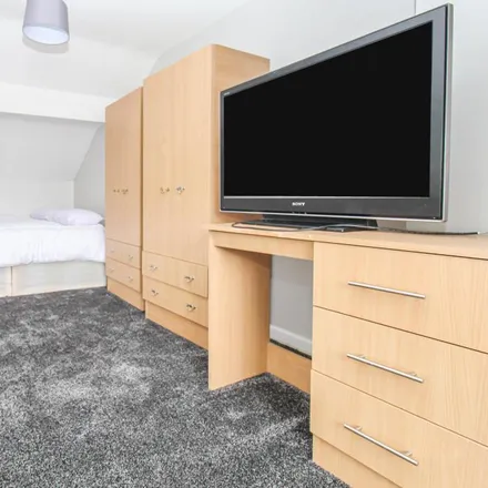 Rent this 3 bed apartment on 127 Brecknock Road in London, N19 5BA