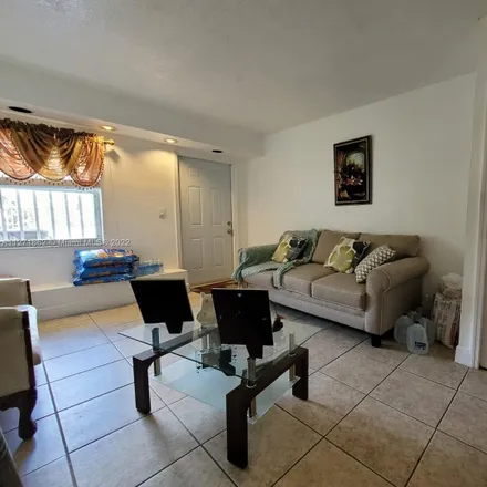 Image 4 - 984 West 40th Street, Hialeah, FL 33012, USA - Townhouse for sale