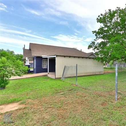 Image 7 - 305 West Walnut Street, Coleman, TX 76834, USA - House for sale
