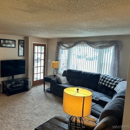 Image 3 - 1652 Caravelle Dr, Niagara Falls, New York, 14304 - House for sale