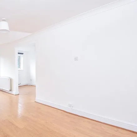 Image 3 - Priory Close, London, N3 1BB, United Kingdom - House for rent