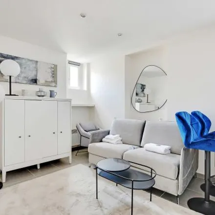 Rent this 3 bed apartment on 70 Rue de Lévis in 75017 Paris, France