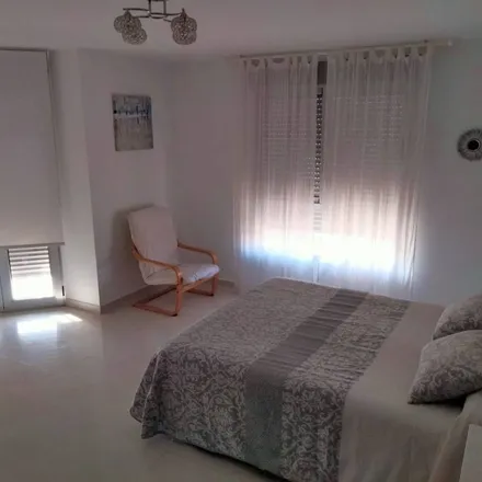 Rent this 2 bed apartment on El Corte Inglés in Avenida Ronda de los Tejares, 30
