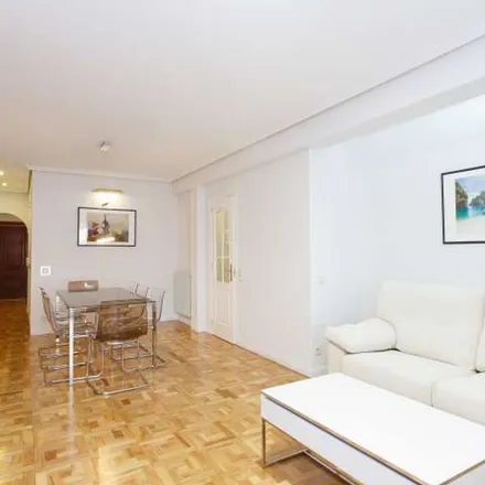 Image 6 - Madrid, Residencial Toscana, Calle Cruz del Sur, 28007 Madrid - Apartment for rent