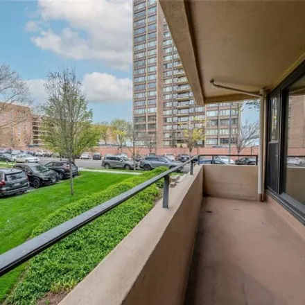 Image 9 - 166-26 Powells Cove Boulevard, New York, NY 11357, USA - Apartment for sale