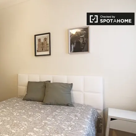 Rent this 5 bed room on Madrid in Calle de Raimundo Fernández Villaverde, 51