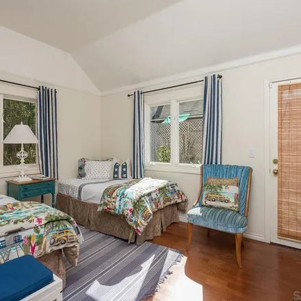 Image 8 - 7337 Olivetas Avenue, San Diego, CA 92037, USA - Apartment for rent