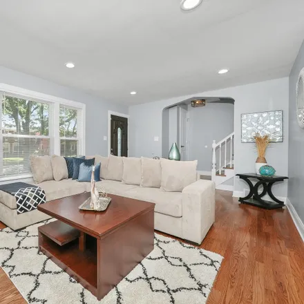 Image 3 - 10610 South Parnell Avenue, Chicago, IL 60628, USA - House for sale