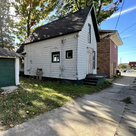 Buy this 2 bed house on 552 East Chapin Street in Cadillac, MI 49601