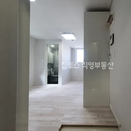 Rent this studio apartment on 서울특별시 관악구 신림동 525-33