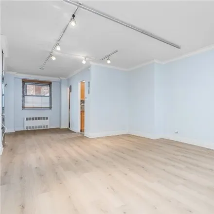 Image 4 - 61-15 97th Street, New York, NY 11374, USA - Apartment for sale