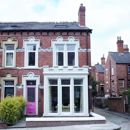 Rent this 4 bed apartment on Cross Cliff Road in Leeds, LS6 2AX