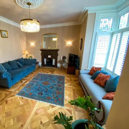 Image 2 - Dunboe Place, Shepperton, TW17 9HH, United Kingdom - House for sale