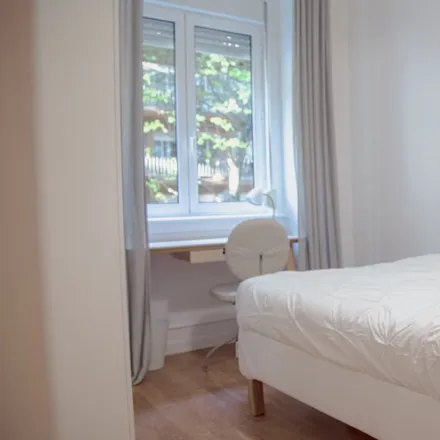 Rent this 6 bed room on Escola Secundária Maria Amália Vaz de Carvalho in Rua Marquês de Subserra, 1099-034 Lisbon