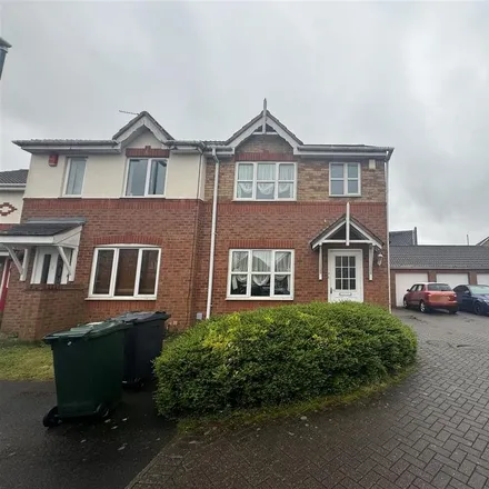 Rent this 3 bed duplex on Old Masters Close in Walsall, WS1 2DY