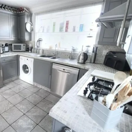 Image 4 - Chiltern Close, Eastbourne, BN23 8HD, United Kingdom - House for sale