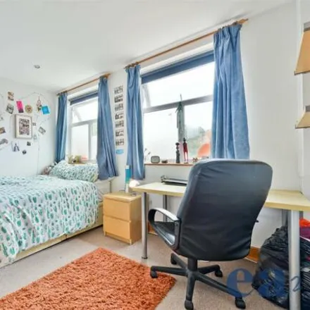 Image 8 - Jacqueline House, 37 White Horse Lane, London, E1 3FZ, United Kingdom - Apartment for sale