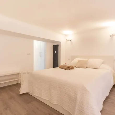 Rent this studio apartment on Via Giovanni da Milano 17