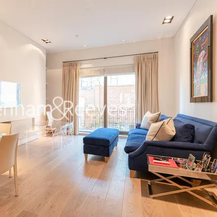 Rent this 4 bed apartment on Holly Lodge in Thornwood Gardens, London