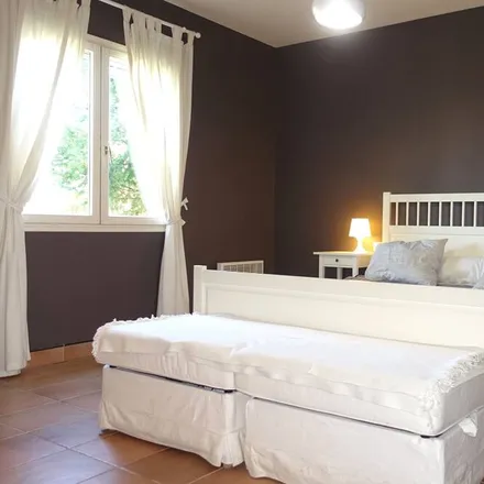 Rent this 5 bed house on 66740 Laroque-des-Albères