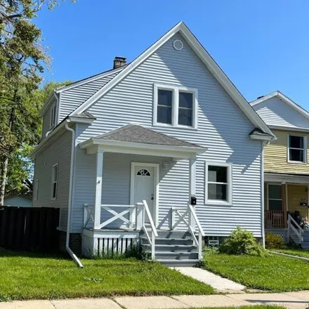 Buy this studio house on 820 in 820A Marquette Avenue, South Milwaukee