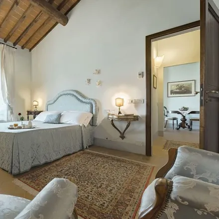 Rent this 9 bed house on Cimitero di Castroncello in Castiglion Fiorentino, Arezzo