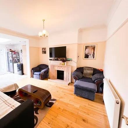 Image 5 - 15 Rectory Crescent, London, E11 2LE, United Kingdom - Townhouse for rent