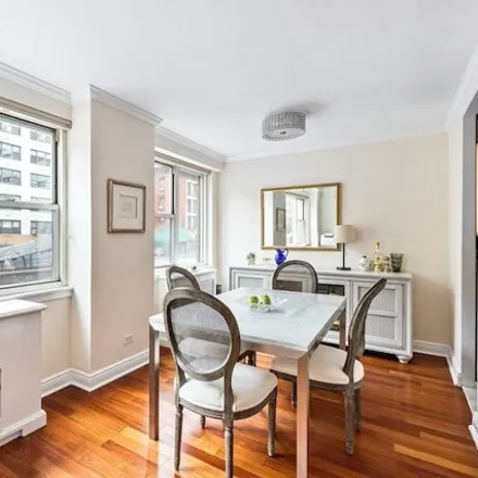 Image 2 - 233 East 69th Street, New York, NY 10021, USA - Apartment for sale