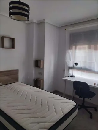 Rent this 3 bed room on Carrer de les Arts i dels Oficis in 9, 46021 Valencia