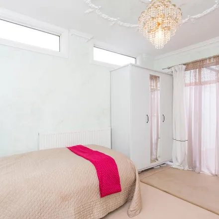 Rent this 3 bed room on 133 Ilford Lane in London, IG1 2LD