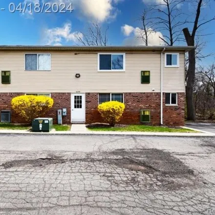 Buy this 1 bed condo on 5223 Highland Road in Waterford Township, MI 48386