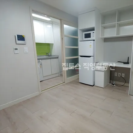 Rent this studio apartment on 서울특별시 은평구 녹번동 120-86
