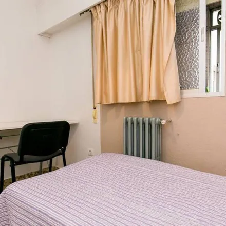 Rent this 5 bed apartment on Naranja Burger in Calle Trajano, 18002 Granada
