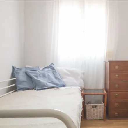 Rent this 4 bed room on Calle de Juan de Urbieta in 32, 28007 Madrid