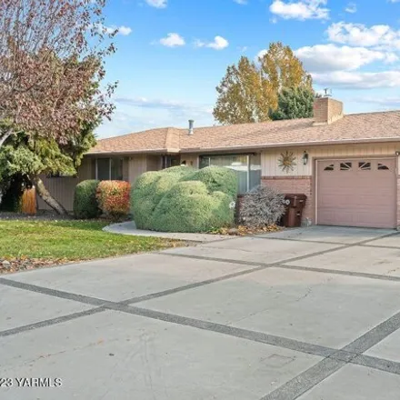 Buy this 4 bed house on 21 North 59th Avenue in Yakima, WA 98908