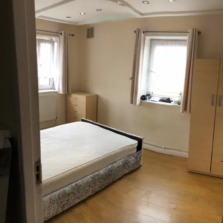 Rent this 3 bed room on 61-71 Cephas Street in London, E1 4AU