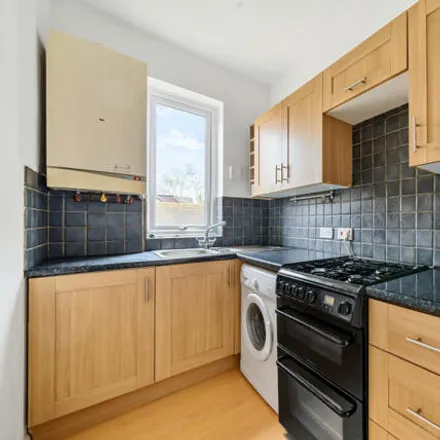 Image 2 - Highfield Road, West Byfleet, KT14 6QX, United Kingdom - Apartment for sale