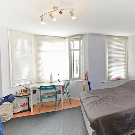 Rent this studio apartment on Earlsfield Road in London, SW18 4EL