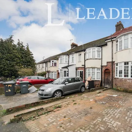 Rent this 4 bed townhouse on Kingsley Road in Luton, LU3 2LS