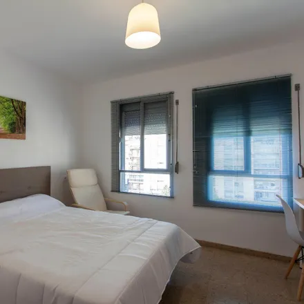 Rent this 6 bed room on Avinguda d'Ausiàs March in 46026 Valencia, Spain