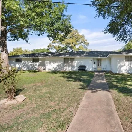 Image 2 - 325 Southeast 2nd Street, Kerens, Navarro County, TX 75144, USA - House for sale