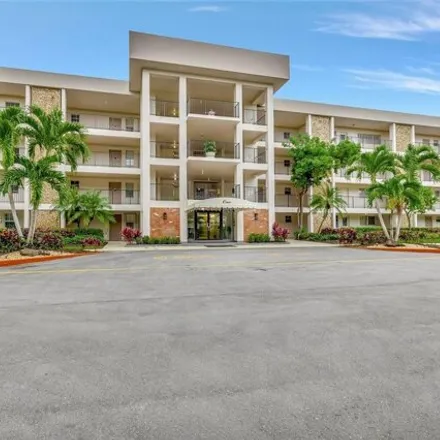 Buy this 3 bed condo on Palms Course in Estates Drive, Pompano Beach